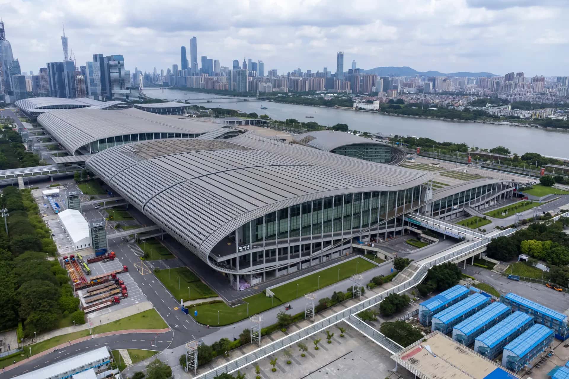 Telhados dos pavilhões da Feira de Cantão, vistos do alto