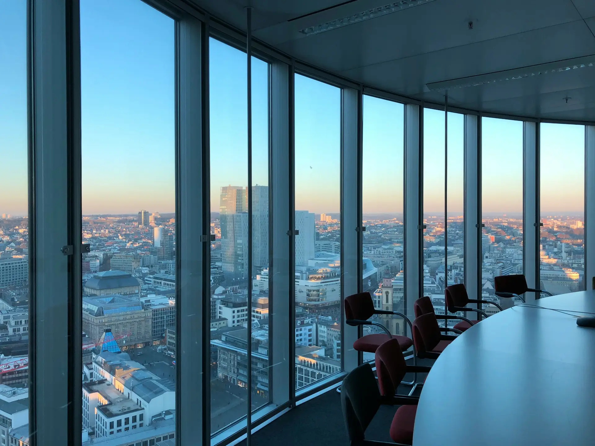 Sala de reunião com vista para a cidade